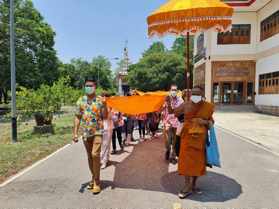 กลุ่มอนุรักษ์ศิลปะกลองยาวพื้นบ้านตำบลทับตีเหล็ก พร้อมคณะนางรำ ร่วมงานพิธีทำบุญ ถวายเพลพระสงฆ์ กราบพระ ปิดทอง พร้อมทั้งเปลี่ยนผ้าหลวงพ่อโบ้ย  เมื่อวันที่  13  เมษายน  2565 ณ วัดมะนาว  หมู่ที่ 1 ตำบลทับตีเหล็ก  อำเภอเมืองสุพรรณบุรี  จังหวัดสุพรรณบุรี