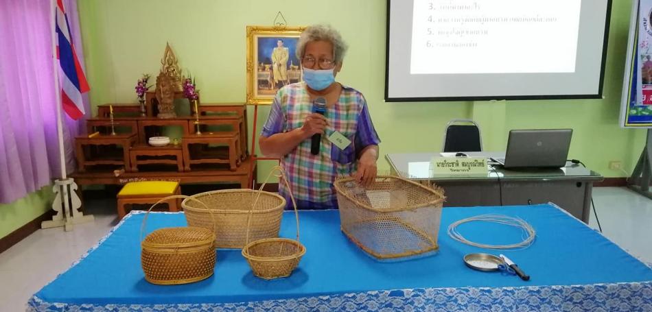 การทำจักสาน โดยเส้นหวาย ของชุมชนตำบลทับตีเหล็ก โดยปราชญ์ชาวบ้าน นางสาวลำใย  ฉายศิริ