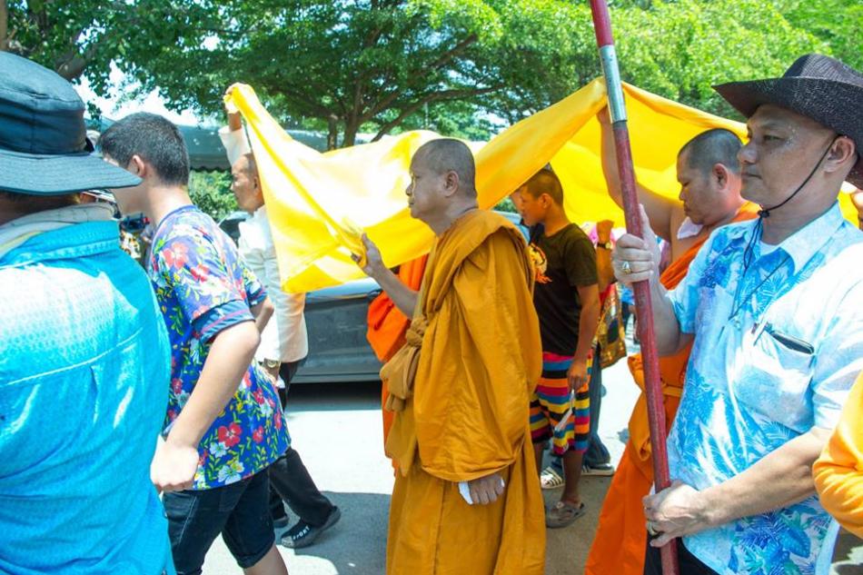 งานวันสงกรานต์วัดมะนาวหลวง พ่อโบ้ย ปิดทองไหว้พระ และพิธีห่มผ้า 99 เมตร ห่มองค์หลวงพ่อโบ้ยวัดมะนาว พระพุทธรูปเก่าแก่ของวัด อายุกว่า 100 ปี ภายในวิหารไม้สักทอง 